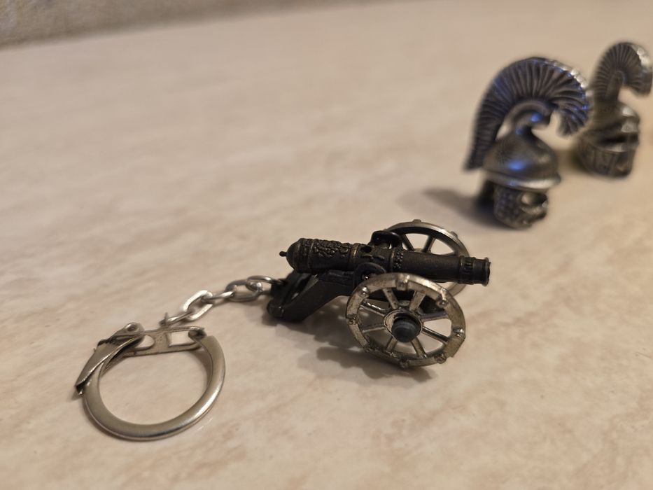 Set decorativ: Coifuri Grecești din Metal + breloc Tun
