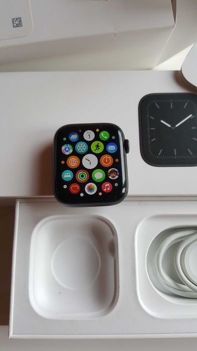 Apple Watch 5 GPS 44mm, като нов!
