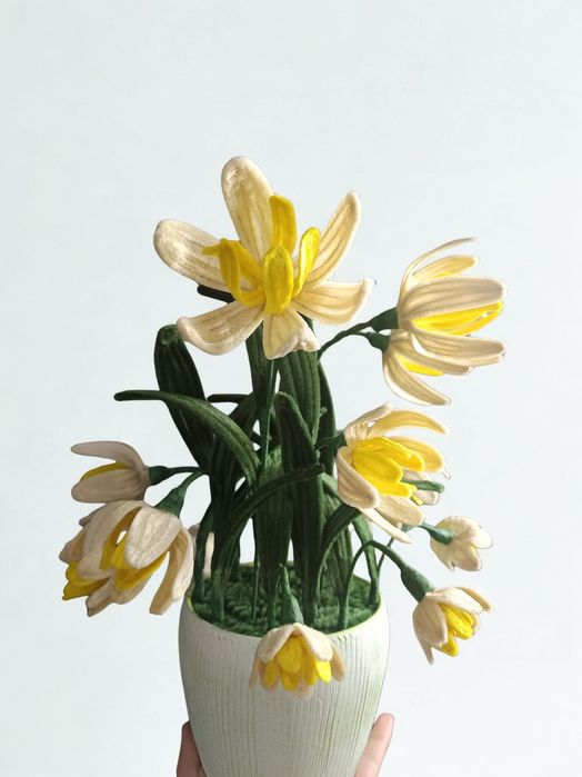 Ghiveci cu narcise din sarma plușată