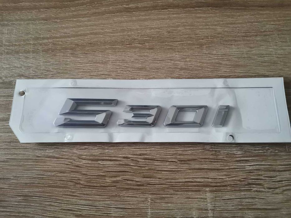 сребриста емблема BMW 530i (G60) нов стил
