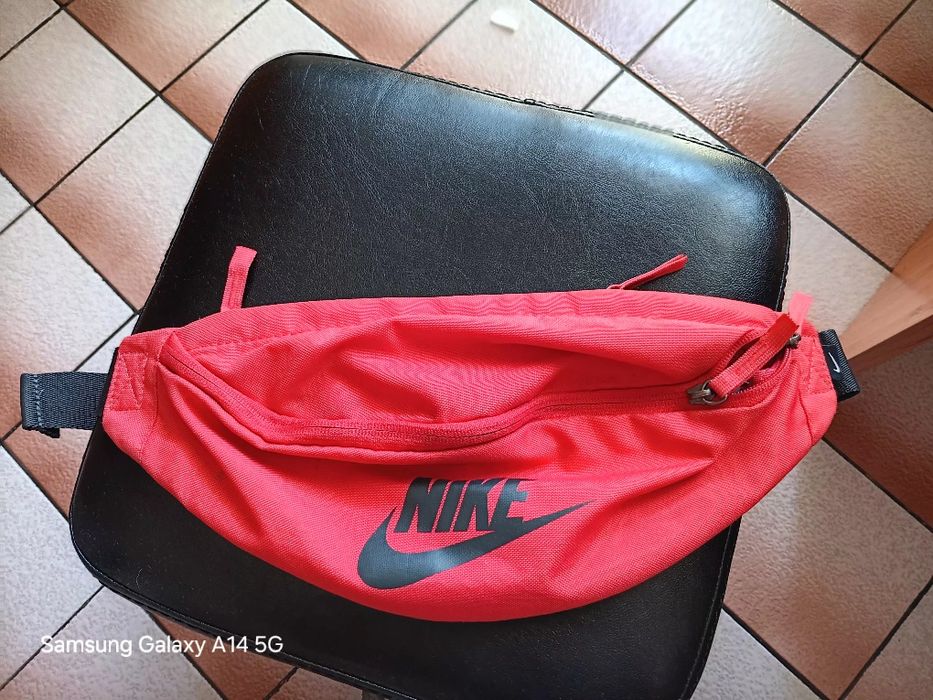 Чанта Nike през кръста