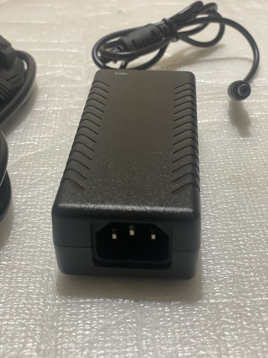 Alimentator Universal AC/DC + Cablu de alimentare inclus