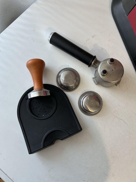 Продам кофеварку Delonghi EC685