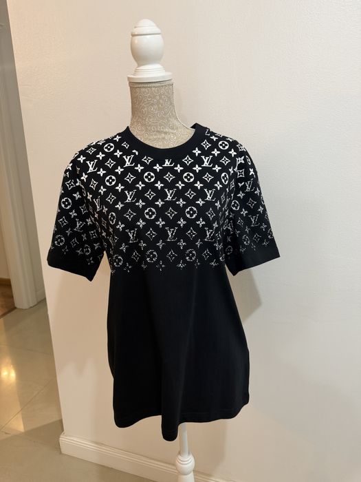 Tricou bărbătesc cu design statement, ideal pentru un look modern și urban