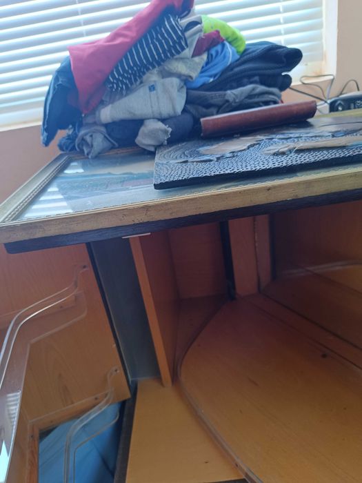 Дървен шкаф с въртящи врати