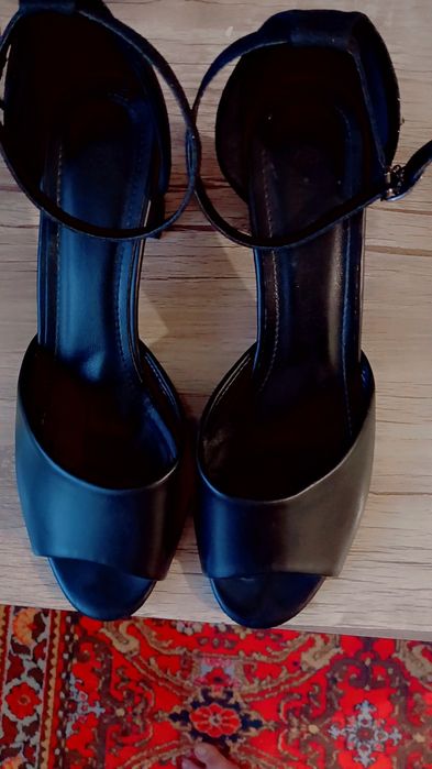 Vecherniy skromniy qora tufli