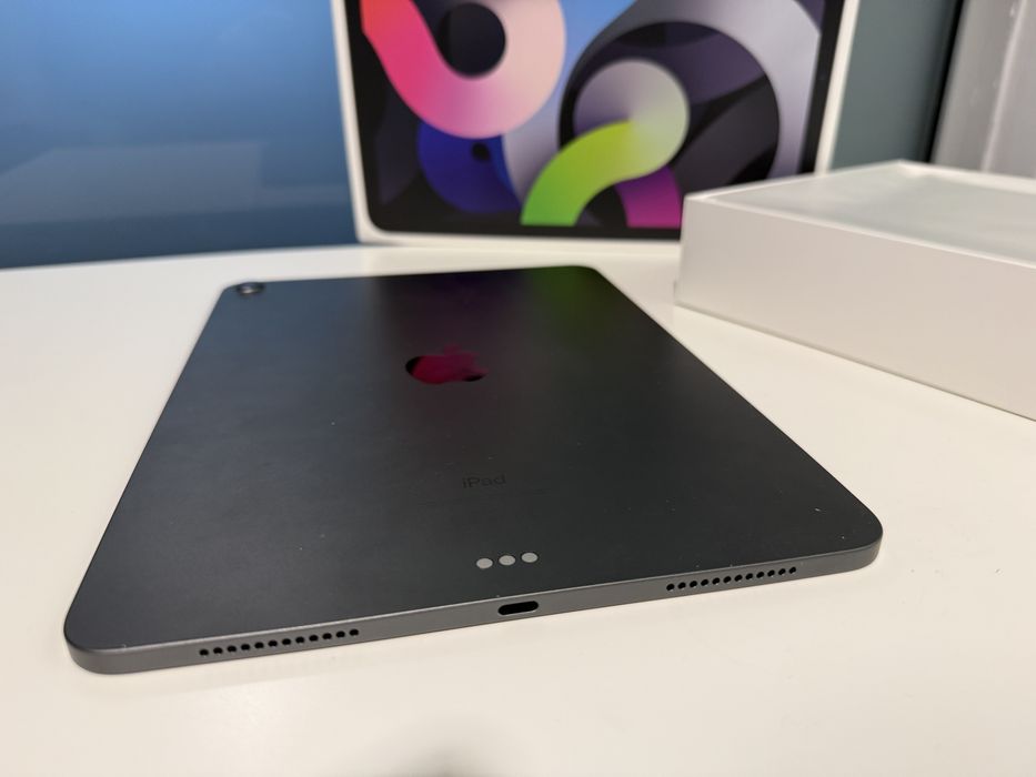 iPad Air 4th Gen (64GB) Като Нов + 2 Кейса и протектор!