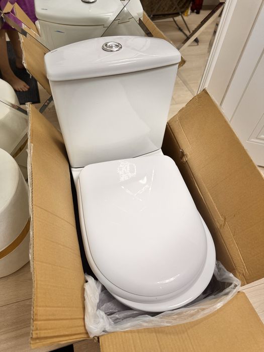 Продам за 5000 тг унитаз с крышкой