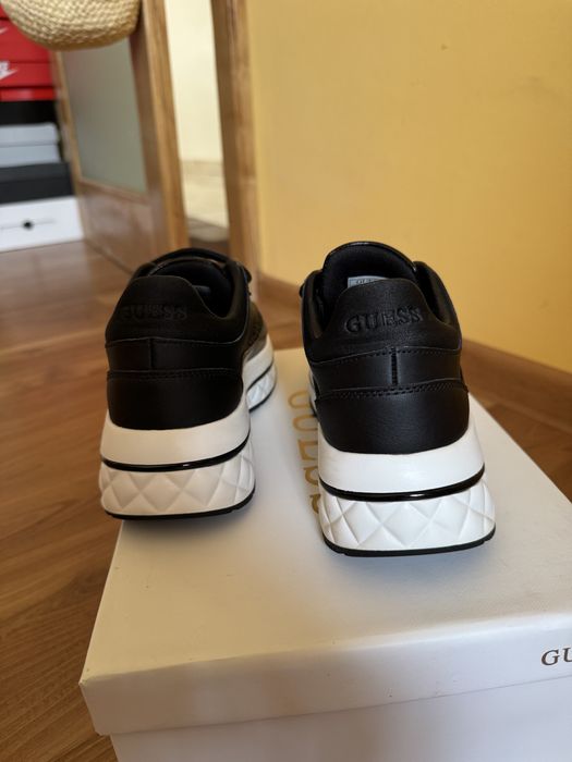 Adidasi Guess cu pietricele