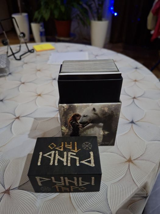 Продаю новую колоду,Руны Таро.