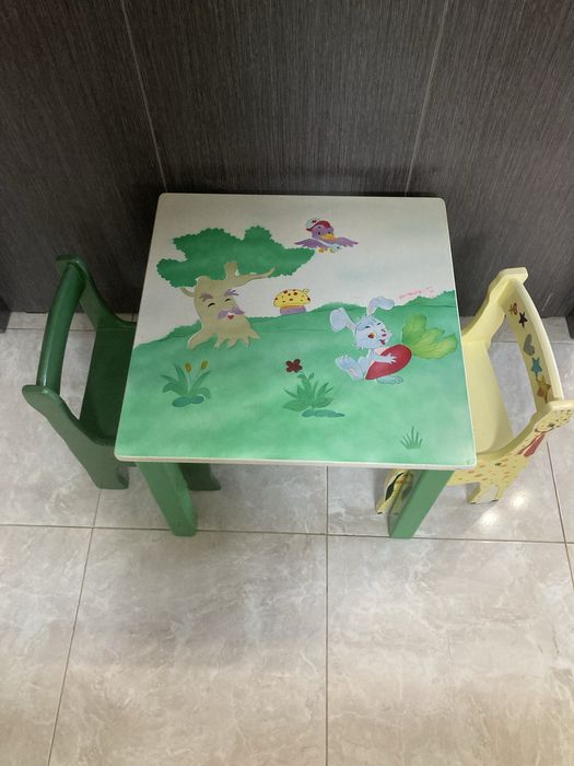 Детский столик и два стульчика
