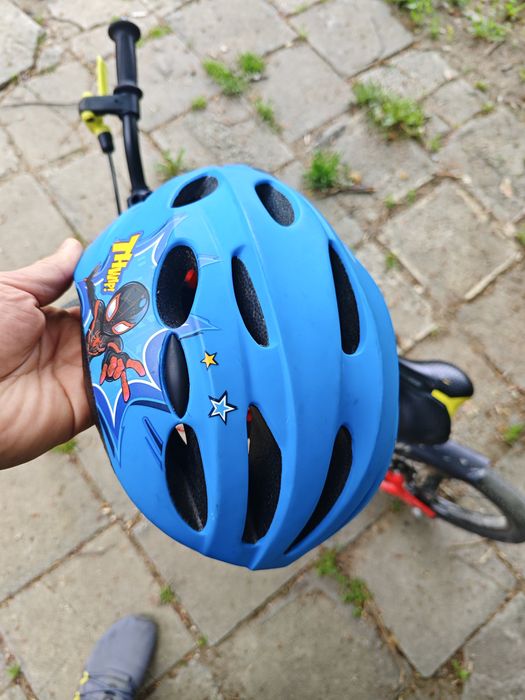 Продавам детско колело.  16" B-Twin алуминиева рамка + каска Spiderman.