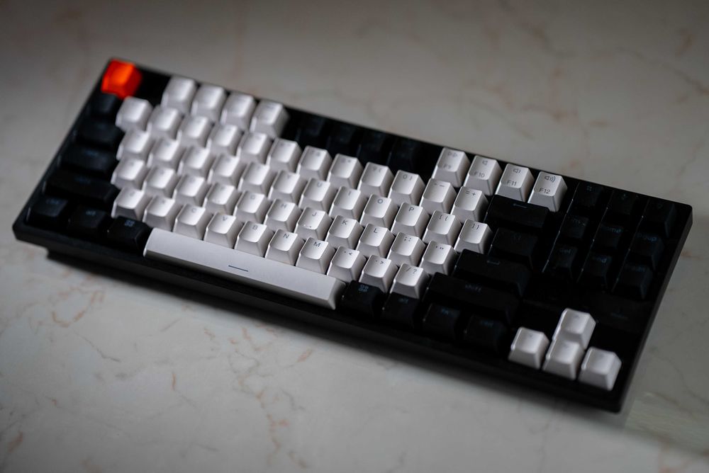 Keychron C1 (TKL) Механична Клавиатура - Бяла Подсветка, Като Нова!
