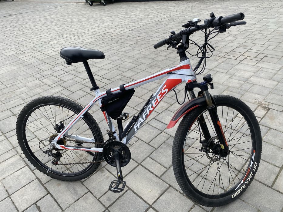 Vand o bicicleta fara acum.