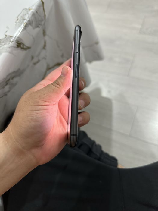 Продам iPhone SE 2020