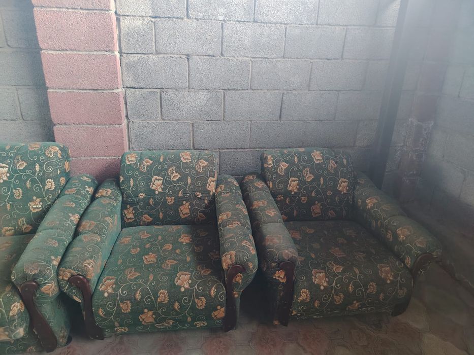 Продам диван с двумя креслами