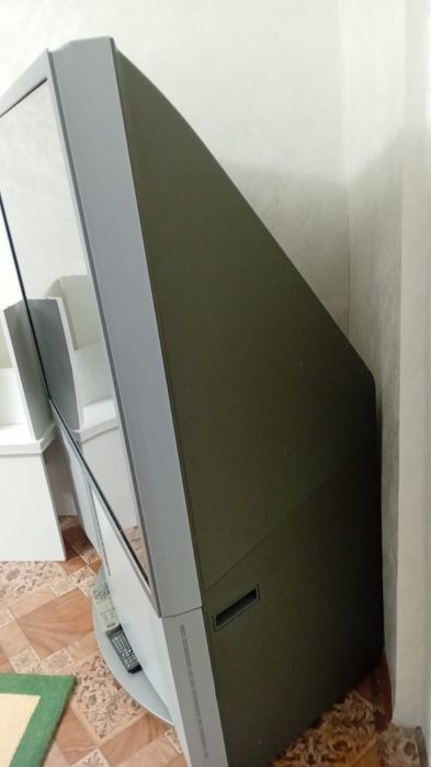 Диван с двумя креслами,и телевизор