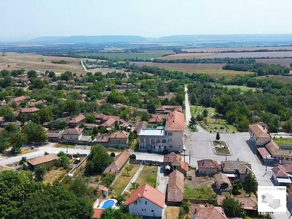 16279 Двуетажна къща с просторен двор, гараж и стопанска постройка в с. Никюп, само на 25 км. от Велико Търново