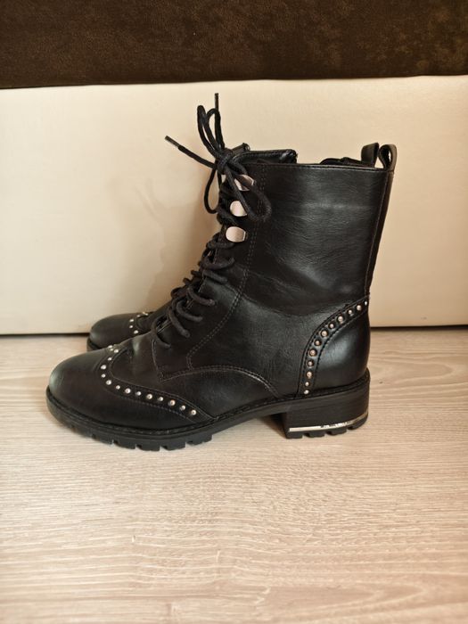 Елегантни дамски боти