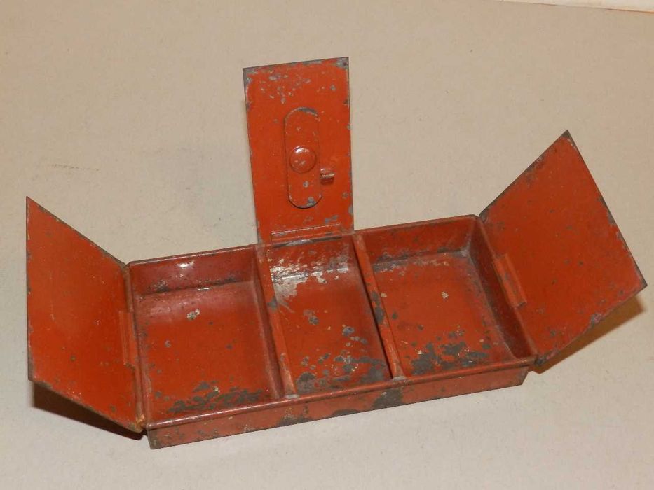 Стари предмети на различни цени, кутия, пагони, шише