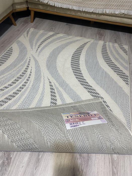 Килим цвят светъл.