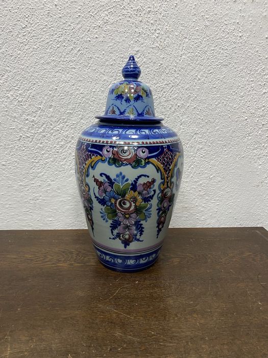 Португалска порцеланова ваза с капа урна