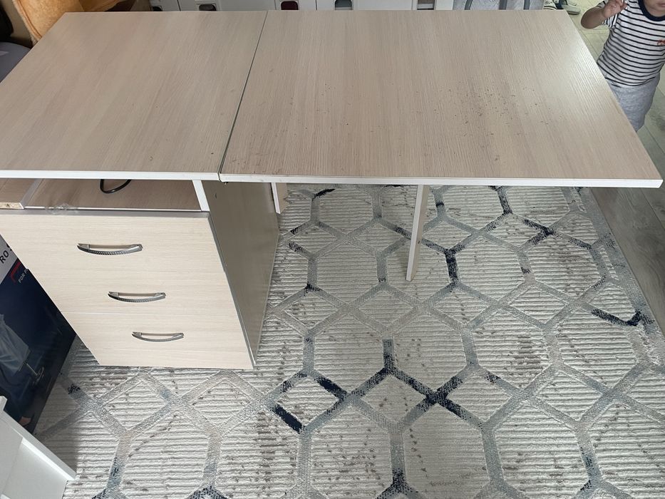 Маникюрный стол.