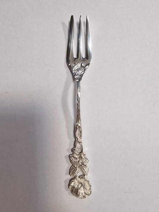 Сребърен комплект прибори