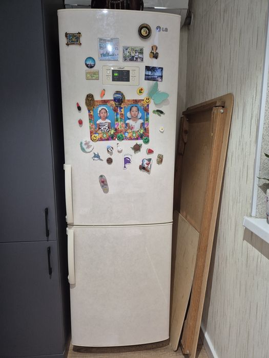 Холодильник LG бежевого цвета