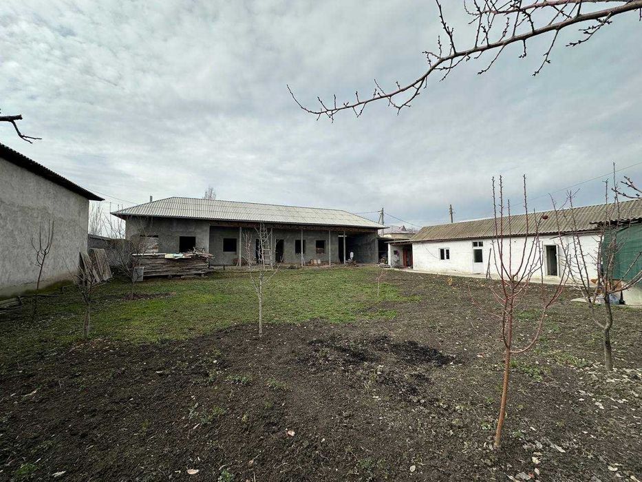 продаю дом 6 соток половину своего участка с коробкой