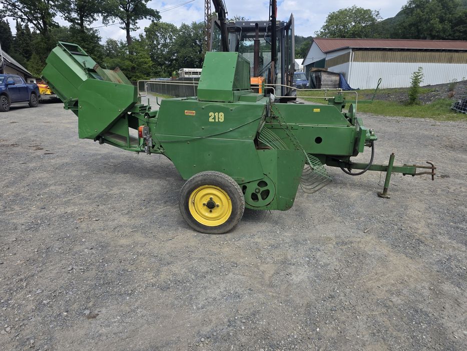 Balotiera John Deere 219 cu aruncator baloti pătrați