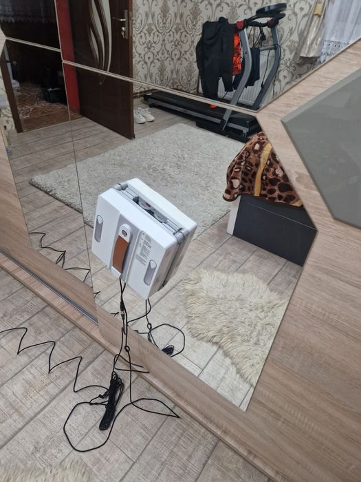 Robot curățare geamuri