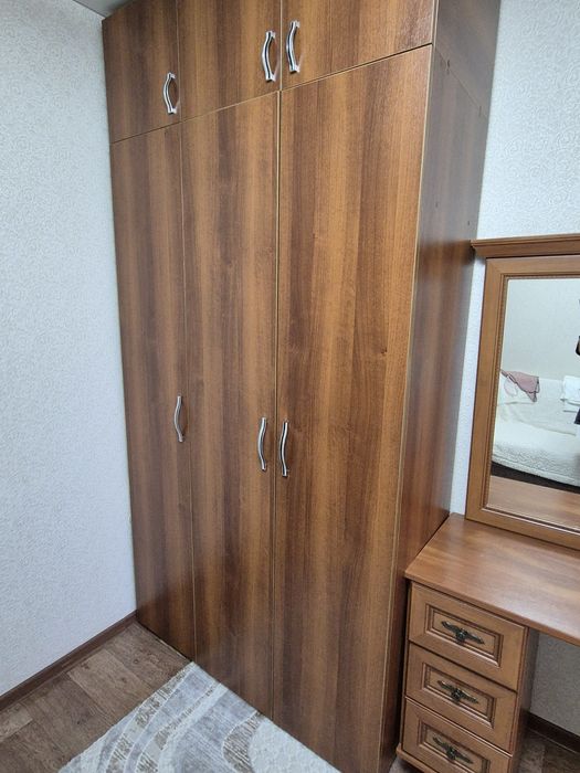 Тумба с зеркалом и шкаф 3 дверный