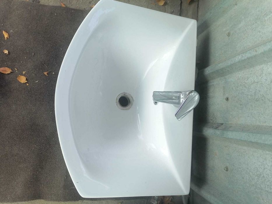 Раковина со столом для ванны