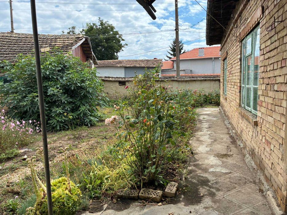 Две жилищни сгради с двор 1 295 кв.м. – само на 10 км от Попово