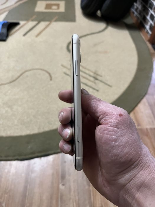 Айфон 11 в хорошем состоянии.