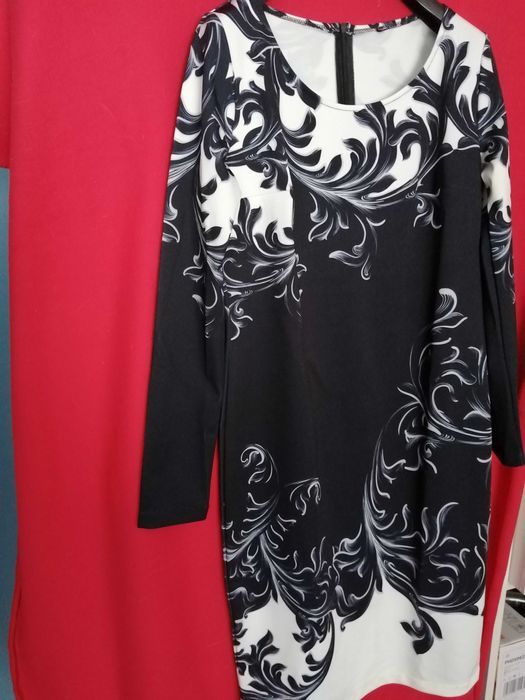 Красива елегантна дамска рокля.