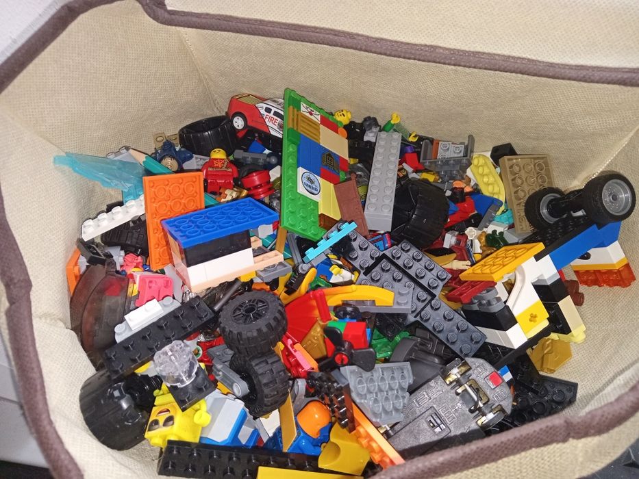 Много деталей LEGO