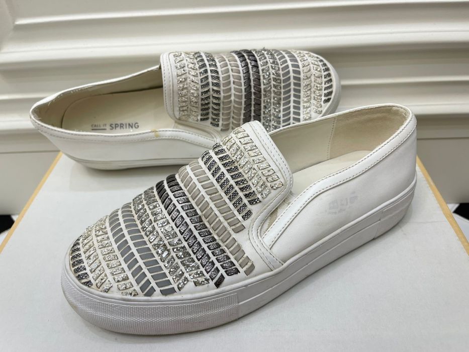 Пара женской обуви