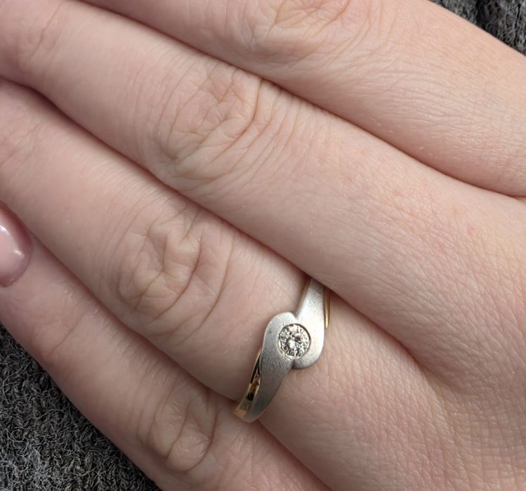 Продам элегантное кольцо