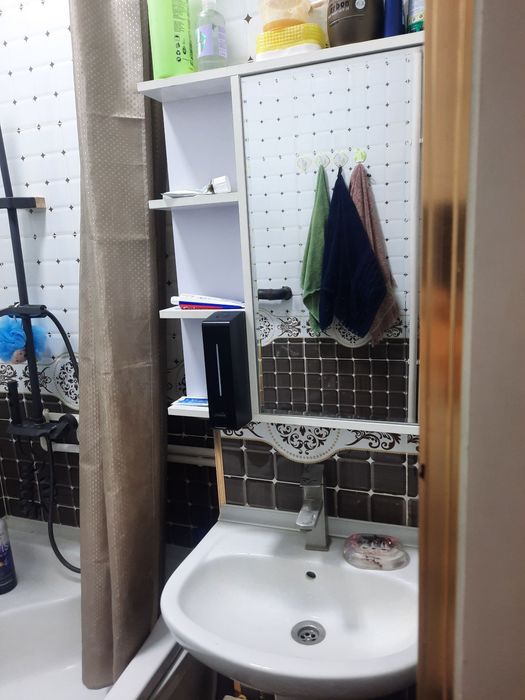 Uy sotiladi Gulistondan