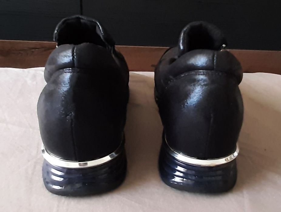 Черни обувки с лек сатенен ефект