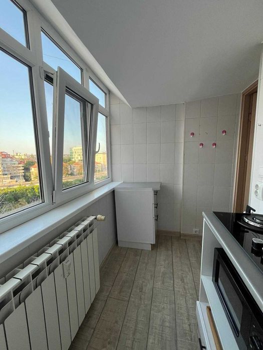 Ofer spre închiriere apartament de 2 camere, 50 m2 , aflat în spatele Primăriei , în centrul Craiovei , cu loc de parcare rezidențială inclus.