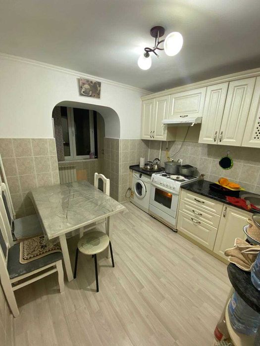 продам 4 комнатную на 8мкр