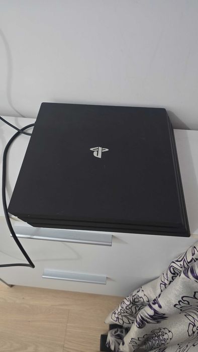 Vând PS4 PRO curățat și pastă termică schimbată recent,stare impecabilă