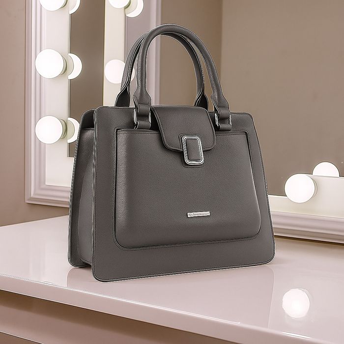 Дамска стилна чанта с метален акцент