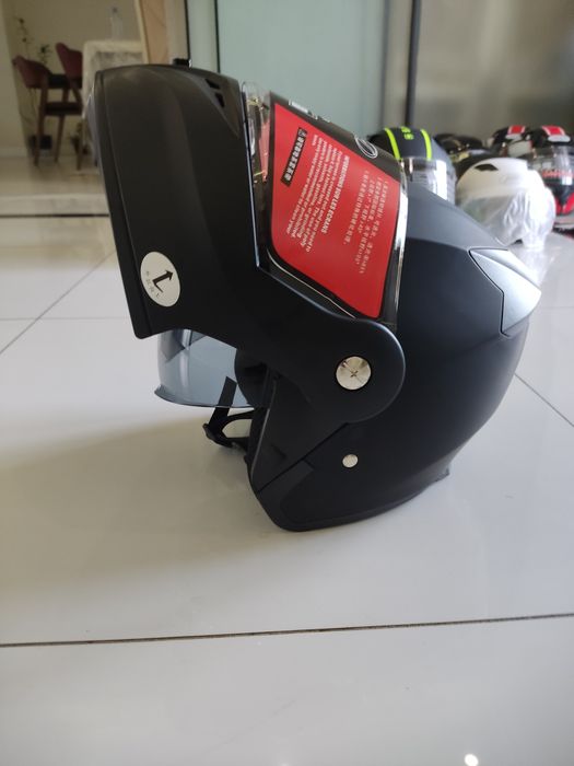 Скутер ва мотоцикллар каска шлем.  Хитой махсулоти. Оркасида чирок бор