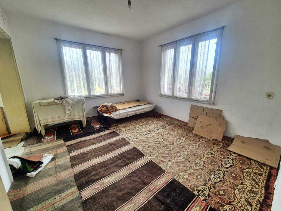 Къща "близнак" в с. Петокладенци обл. Плевен