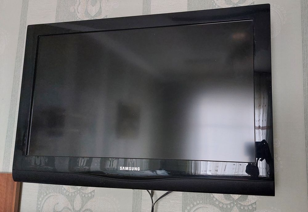 Телевизор  марки  Samsung  32"