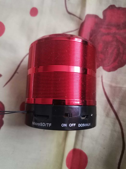 Vând boxă portabilă mică de buzunar cu acumulator bluetooth card stik